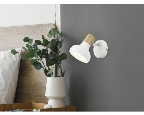 Lămpi de perete în dormitor cu noptieră și decorațiuni