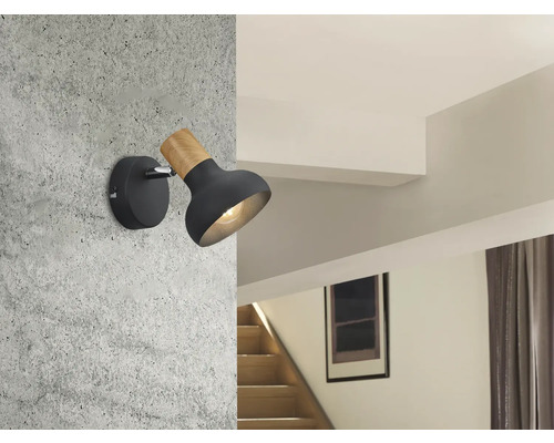 Lampă de perete pivotantă din metal și lemn în camera de zi