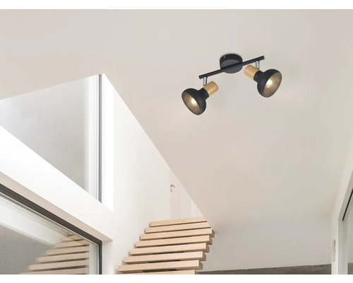 Lumină de plafon cu două spoturi într-o scară luminoasă