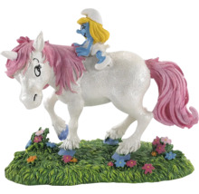 Ștrumpfița călărește o figurină de unicorn pe gazon