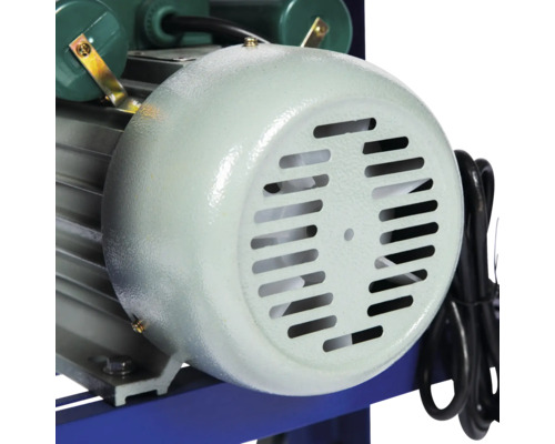 Prim-plan cu un motor electric cu aripioare de răcire