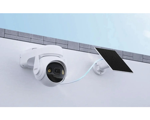 Cameră de supraveghere cu panou solar pentru alimentare.