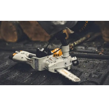 Drujba cu acumulator Stihl pe o suprafață