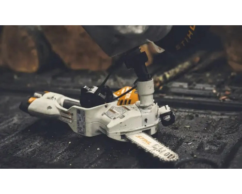 Drujba cu acumulator Stihl pe o suprafață