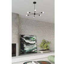 Living modern cu plafonieră neagră în stil Sputnik, tablou abstract și bonsai