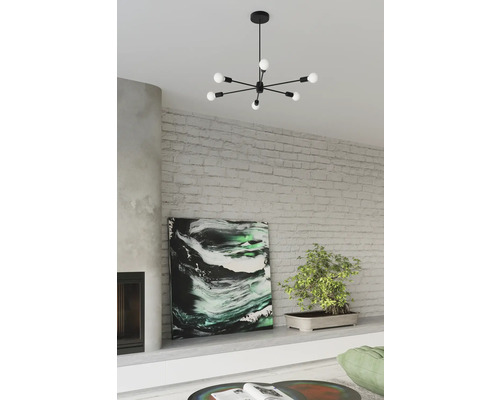 Living modern cu plafonieră neagră în stil Sputnik, tablou abstract și bonsai