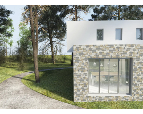 Vedere a unei case moderne cu placare de faţadă cu aspect de piatră