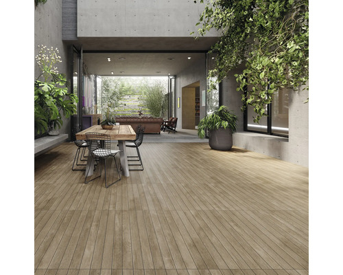 Terasa cu podea din lemn și zonă de relaxare