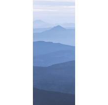 Un peisaj cu munți în depărtare.