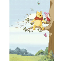 Ilustrație cu Winnie de Pluș și Purceluș într-un copac cu albine și fluturi
