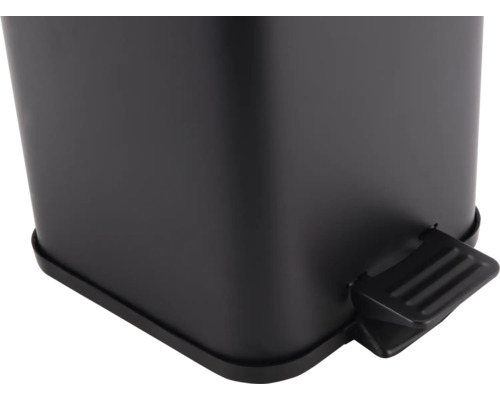 Prim-plan al unui coș de gunoi negru cu pedală.