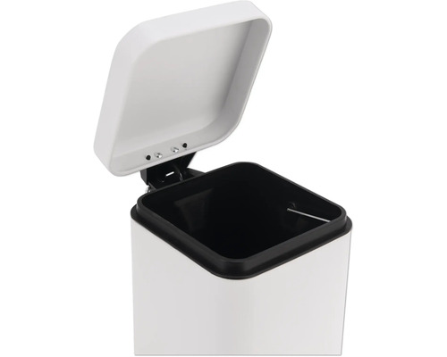 Coș de gunoi deschis, alb, cu pedală și recipient interior negru.