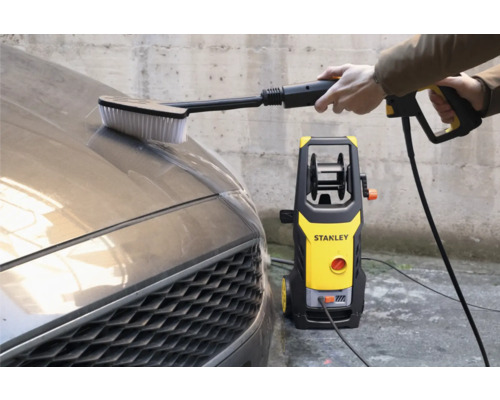 Curățarea unei mașini cu un aparat de spălat cu presiune și perie Stanley