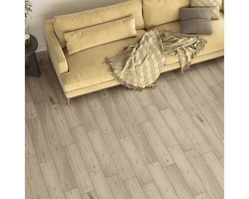 Living luminos cu canapea și podea din lemn