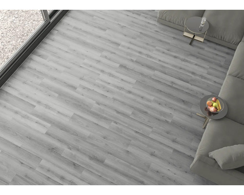 Living luminos cu podea laminată cu aspect de lemn