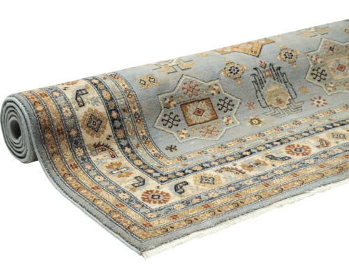 Covor rulat cu model oriental