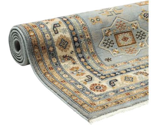 Covor rulat cu design modelat