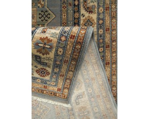 Detaliu al unui covor cu model cu margini țesute