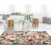 Covor cu model floral într-o sufragerie luminoasă.