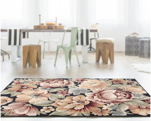 Covor cu model floral într-o sufragerie luminoasă.