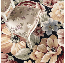 Prim-plan al unui scaun pe un covor cu model floral