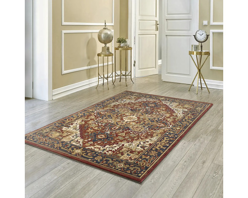 Covor decorativ cu model oriental pe podea de lemn