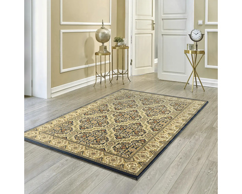 Interior cu covor cu model pe podea de lemn