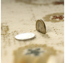 Două monede euro pe un covor.