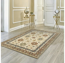 Covor dreptunghiular cu motive tradiționale într-un coridor.