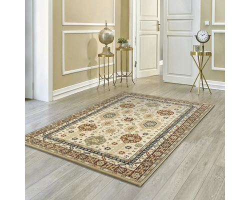 Covor dreptunghiular cu motive tradiționale într-un coridor.