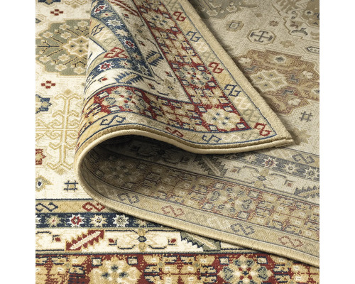 Vizualizare detaliată a unui covor cu model, cu un colț rulat