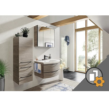 Baie cu lavoar, dulap cu oglindă și dulap înalt cu aspect de lemn