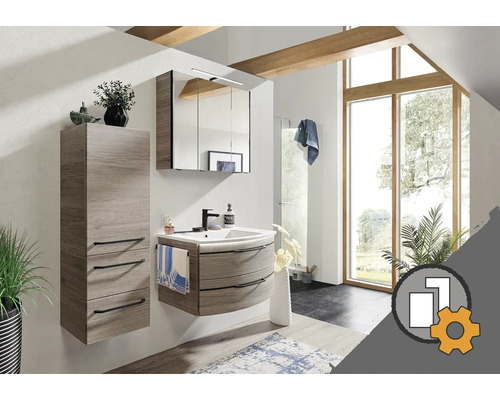 Baie cu lavoar, dulap cu oglindă și dulap înalt cu aspect de lemn