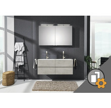 Baie cu lavoar, dulap cu oglindă și scară pentru prosoape