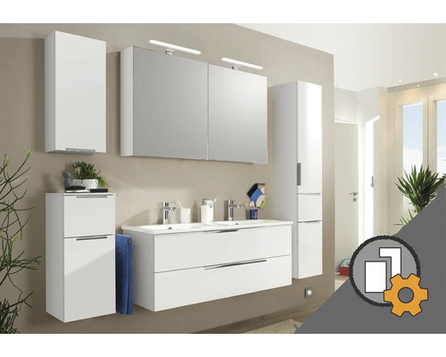 Set modern de baie cu dulapuri albe, lavoar dublu și dulap cu oglindă și iluminare.