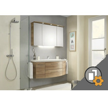 Baie cu cabină de duș, dulap sub chiuvetă și dulap cu oglindă