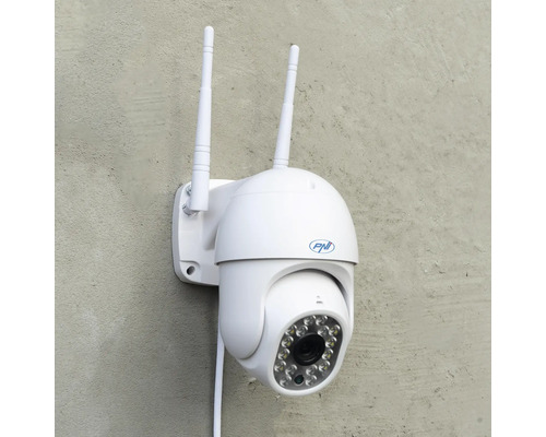 Cameră de supraveghere albă cu două antene pentru montare pe perete.