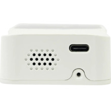 Detaliu al unui dispozitiv electronic alb cu port USB-C, grilă difuzor și buton de resetare