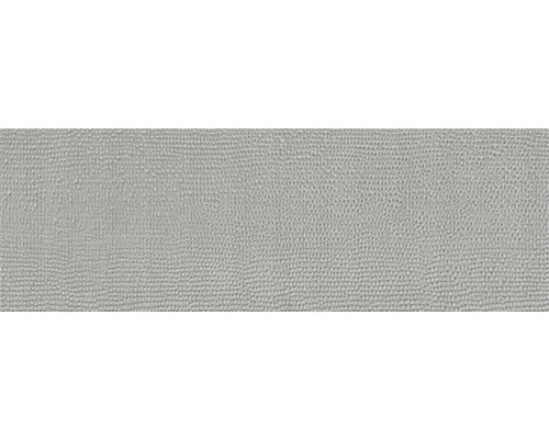 Faianță baie / bucătărie rectificată Vetro gri 20x60 cm Prim-plan cu tapet textil de culoare deschisă, cu o structură fină