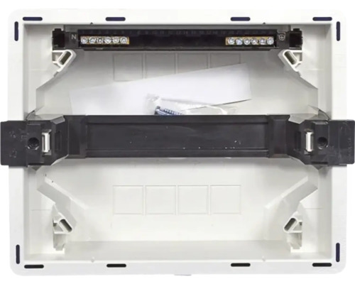 Vedere interioară a unei cutii de siguranțe cu borne și material de fixare