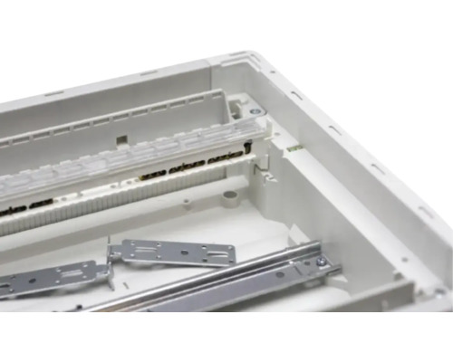 Imagine detaliată cu o cutie de distribuție cu șine de montare și material de fixare