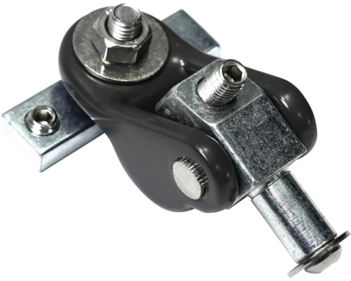 Prim-plan cu o feronerie cu șuruburi și piulițe