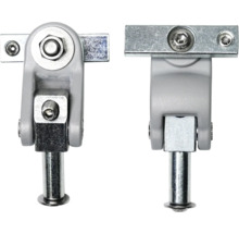 Două vederi ale unei feronerii metalice pentru mobilă.