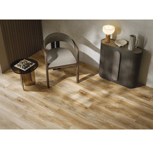 Interior cu gresie aspect lemn, scaun, măsuță laterală cu tablă de șah și comodă cu decorațiuni