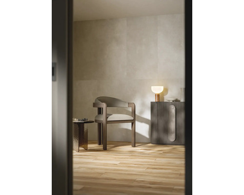 Idee de design interior cu scaun, masă și comodă într-o cameră cu podea din lemn