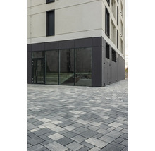 Vedere exterioară a unei clădiri cu piatră cubică