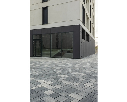 Vedere exterioară a unei clădiri cu piatră cubică
