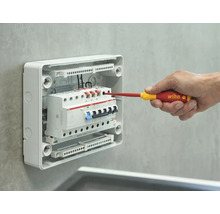 Instalarea unei cutii de siguranțe cu o șurubelniță marca Wiha