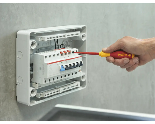 Instalarea unei cutii de siguranțe cu o șurubelniță marca Wiha