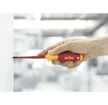 O mână folosește o șurubelniță Wiha.